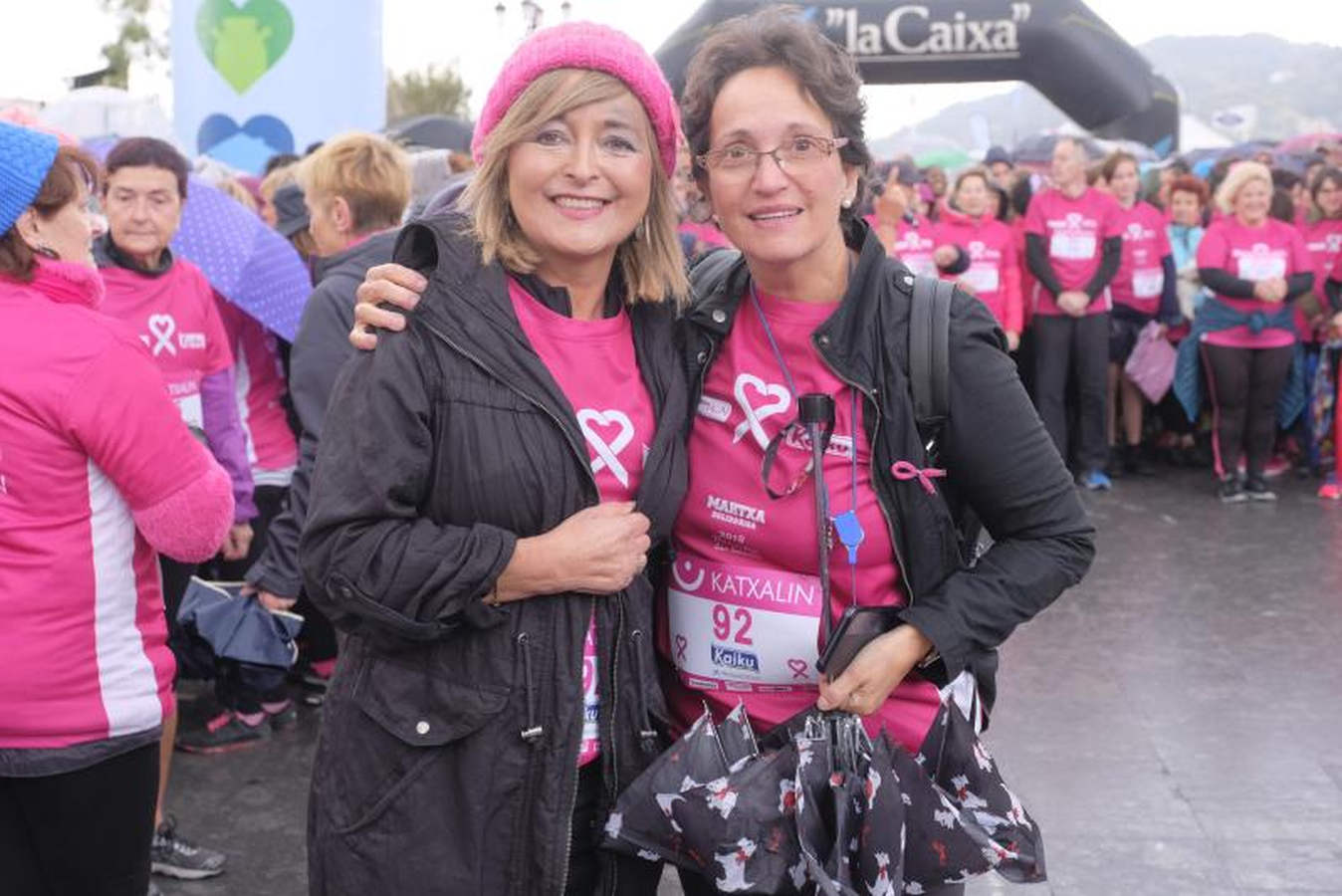 La Asociación Guipuzcoana Katxalin de Apoyo a Mujeres afectadas por el Cáncer de Mama y/o Ginecológico ha salido este domingo a la calle por la séptima marcha solidaria, que ha salido y llegado a Alderdi Eder