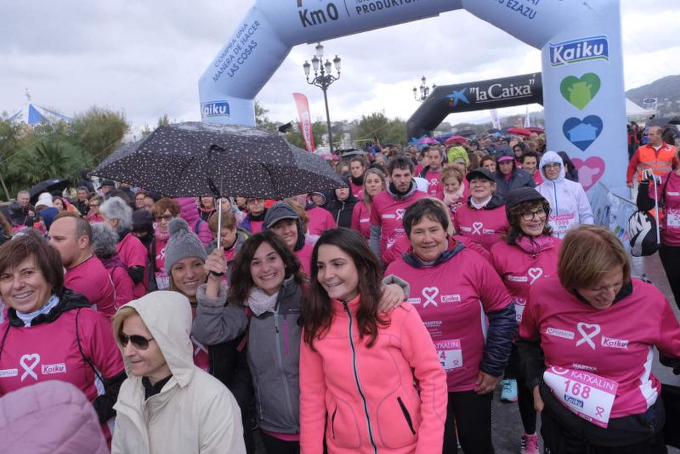 La Asociación Guipuzcoana Katxalin de Apoyo a Mujeres afectadas por el Cáncer de Mama y/o Ginecológico ha salido este domingo a la calle por la séptima marcha solidaria, que ha salido y llegado a Alderdi Eder