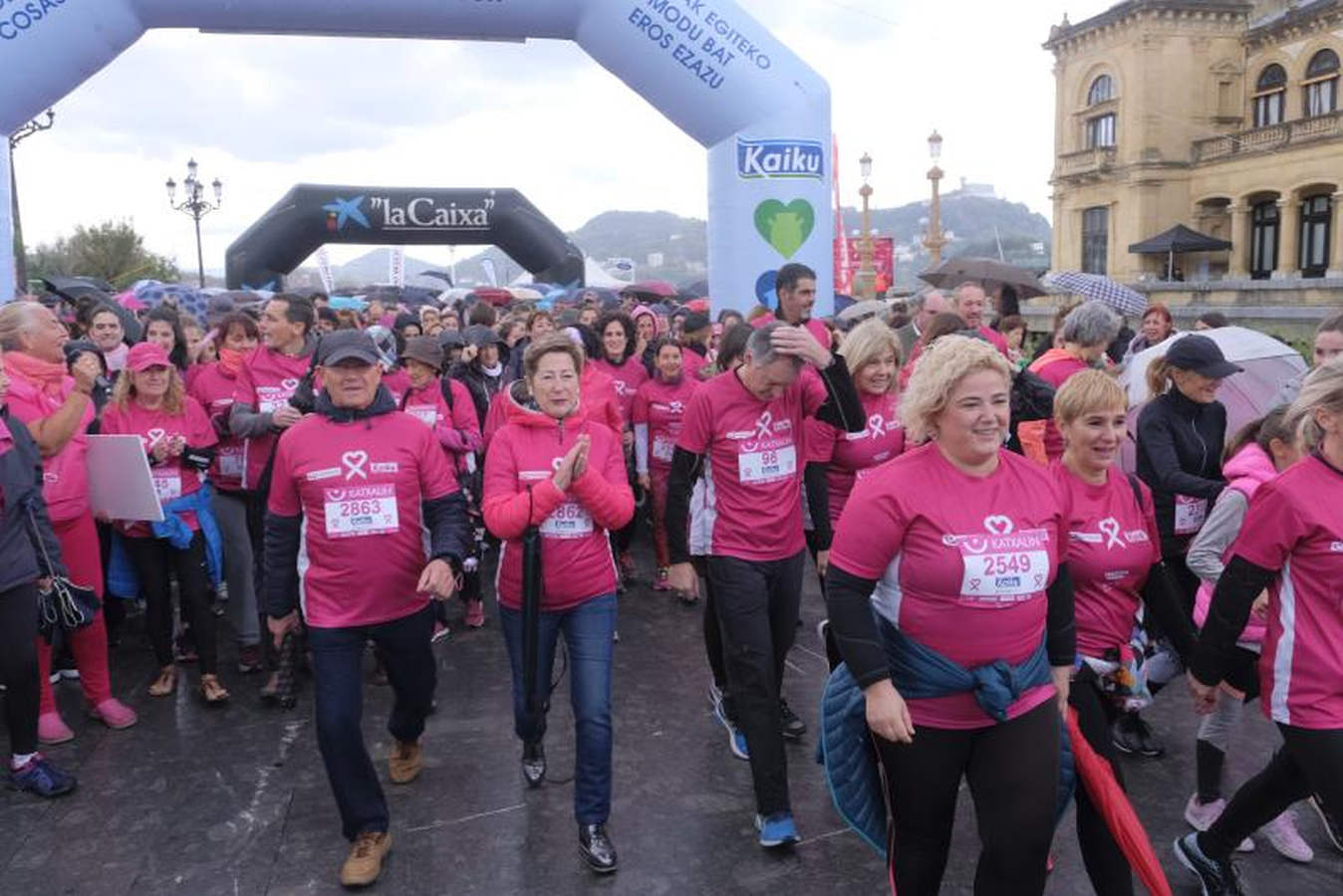 La Asociación Guipuzcoana Katxalin de Apoyo a Mujeres afectadas por el Cáncer de Mama y/o Ginecológico ha salido este domingo a la calle por la séptima marcha solidaria, que ha salido y llegado a Alderdi Eder