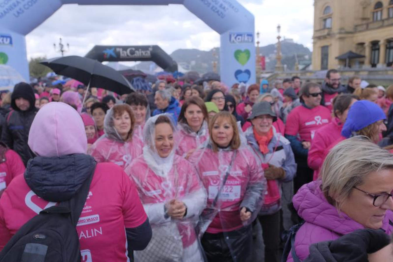 La Asociación Guipuzcoana Katxalin de Apoyo a Mujeres afectadas por el Cáncer de Mama y/o Ginecológico ha salido este domingo a la calle por la séptima marcha solidaria, que ha salido y llegado a Alderdi Eder