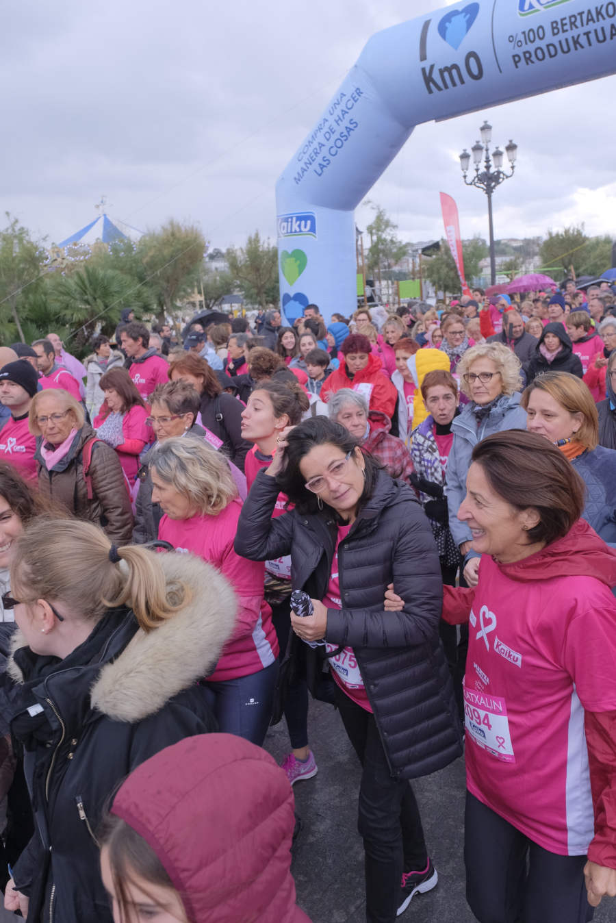 La Asociación Guipuzcoana Katxalin de Apoyo a Mujeres afectadas por el Cáncer de Mama y/o Ginecológico ha salido este domingo a la calle por la séptima marcha solidaria, que ha salido y llegado a Alderdi Eder