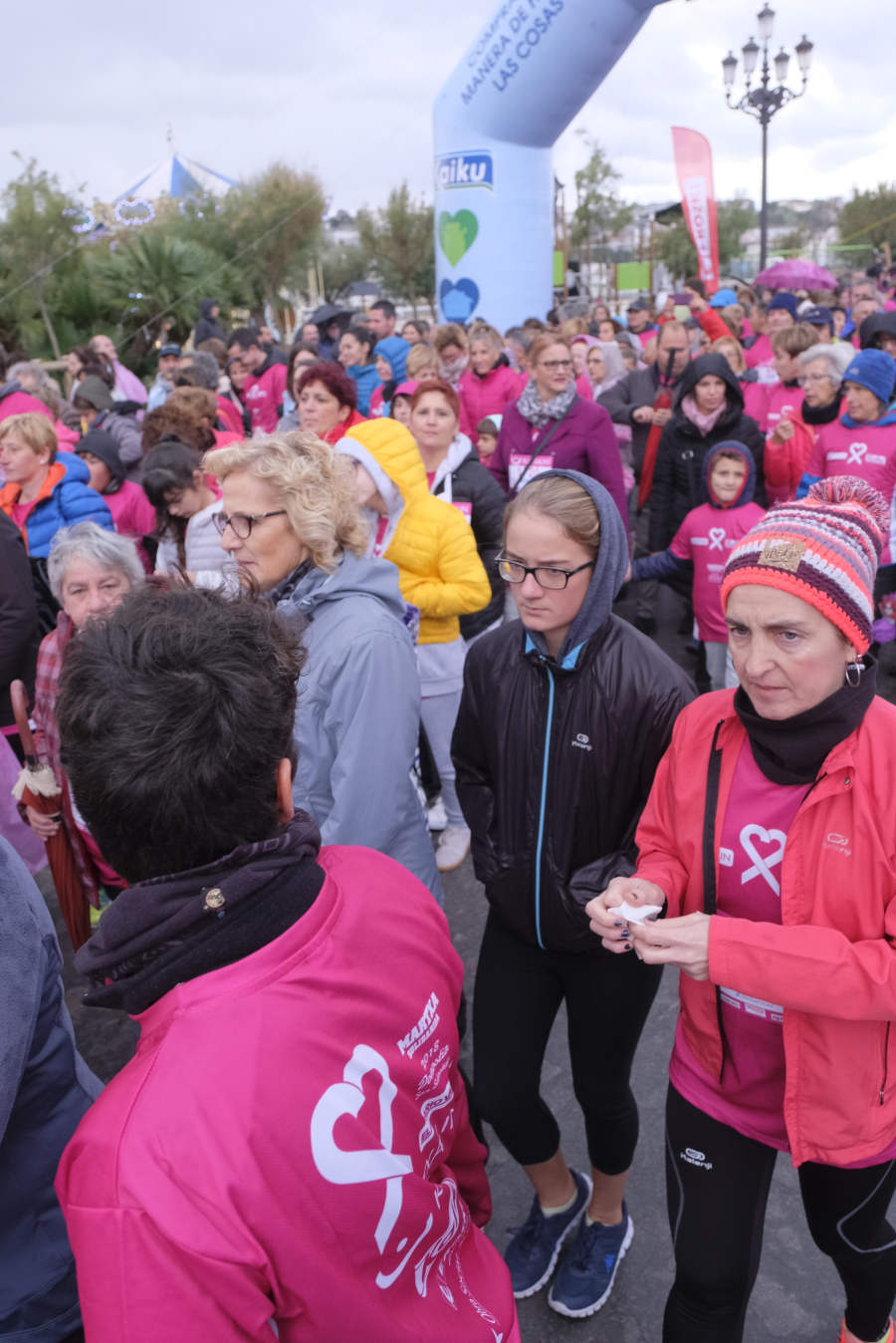 La Asociación Guipuzcoana Katxalin de Apoyo a Mujeres afectadas por el Cáncer de Mama y/o Ginecológico ha salido este domingo a la calle por la séptima marcha solidaria, que ha salido y llegado a Alderdi Eder