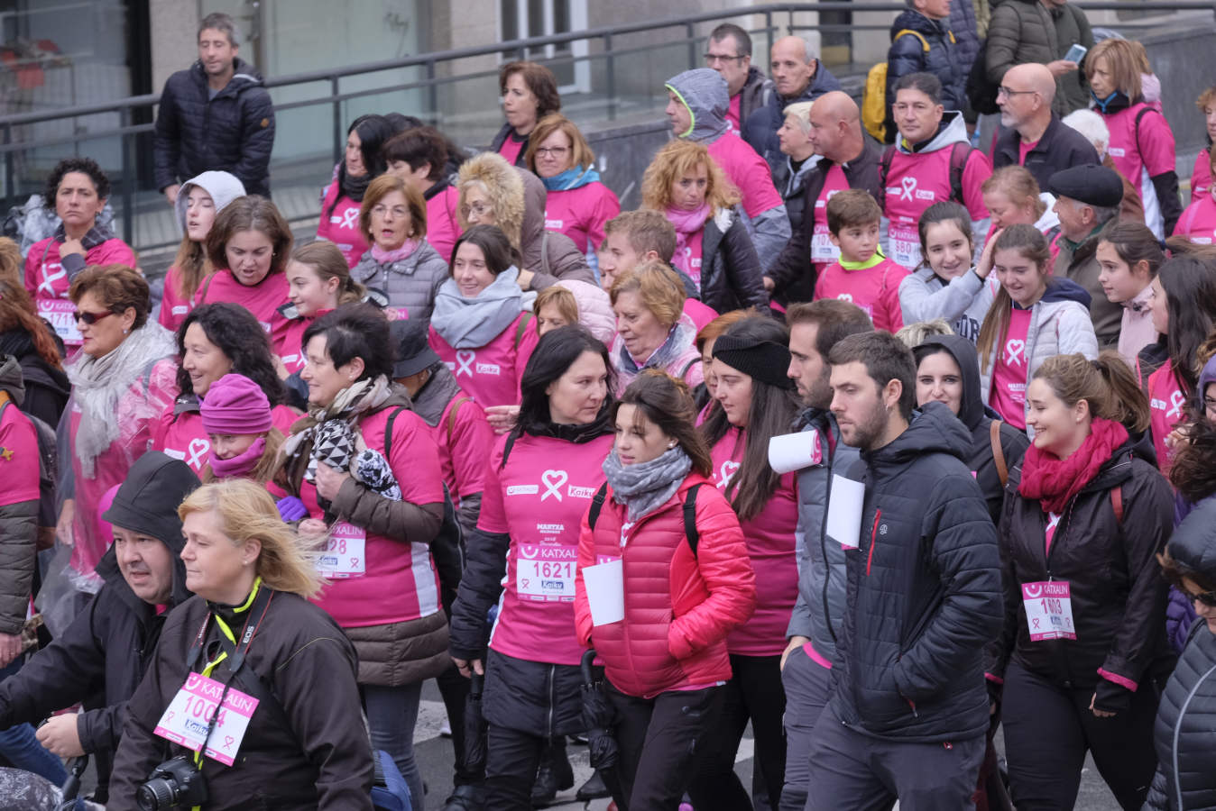La Asociación Guipuzcoana Katxalin de Apoyo a Mujeres afectadas por el Cáncer de Mama y/o Ginecológico ha salido este domingo a la calle por la séptima marcha solidaria, que ha salido y llegado a Alderdi Eder