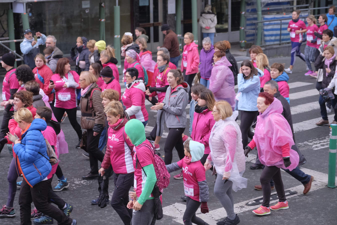 La Asociación Guipuzcoana Katxalin de Apoyo a Mujeres afectadas por el Cáncer de Mama y/o Ginecológico ha salido este domingo a la calle por la séptima marcha solidaria, que ha salido y llegado a Alderdi Eder