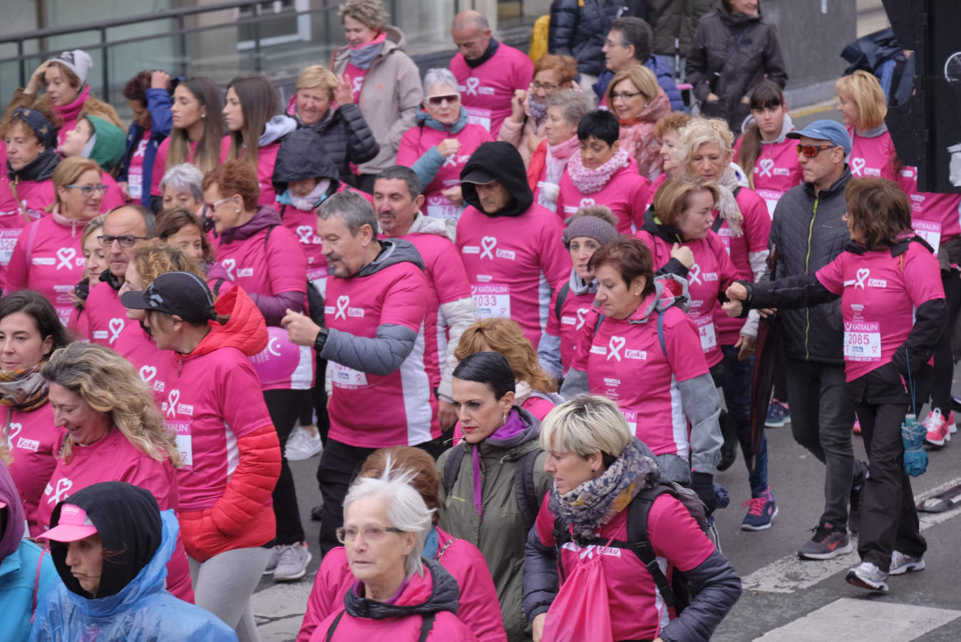 La Asociación Guipuzcoana Katxalin de Apoyo a Mujeres afectadas por el Cáncer de Mama y/o Ginecológico ha salido este domingo a la calle por la séptima marcha solidaria, que ha salido y llegado a Alderdi Eder