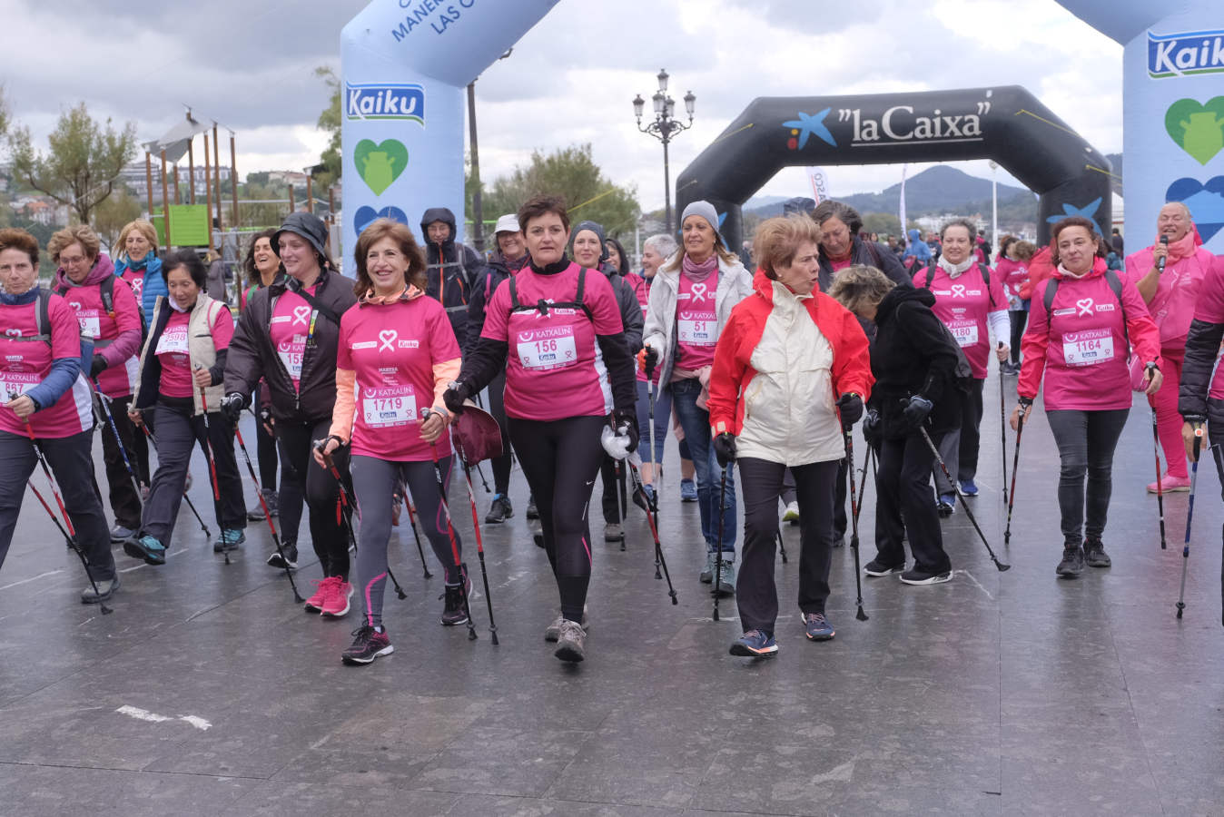 La Asociación Guipuzcoana Katxalin de Apoyo a Mujeres afectadas por el Cáncer de Mama y/o Ginecológico ha salido este domingo a la calle por la séptima marcha solidaria, que ha salido y llegado a Alderdi Eder