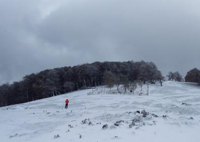 Imagen secundaria 1 - La nieve ya asoma en las cumbres de Gipuzkoa