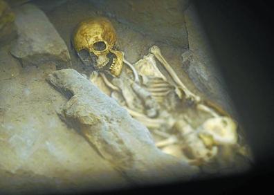 Imagen secundaria 1 - Nichos vacíos en Legazpi. Uno de los esqueletos (des)enterrados en Santa María la Real. Si el zarauztarra es hueso y polvo, el de Oñati es piedra