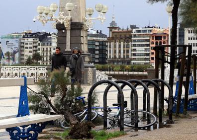 Imagen secundaria 1 - Tres imágenes de San Sebastián, este lunes.