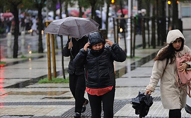 Imagen principal - Tres imágenes de San Sebastián, este lunes.