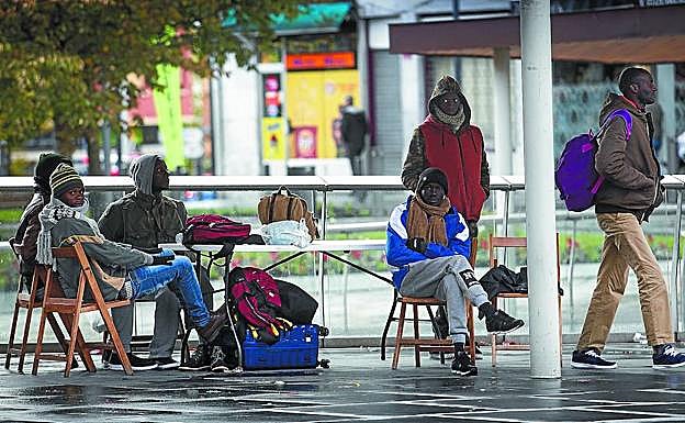 Las bufandas, los gorros y los guantes son imprescindibles para los migrantes que pasan el día en el puesto de la Red de Acogida de la plaza San Juan. 
