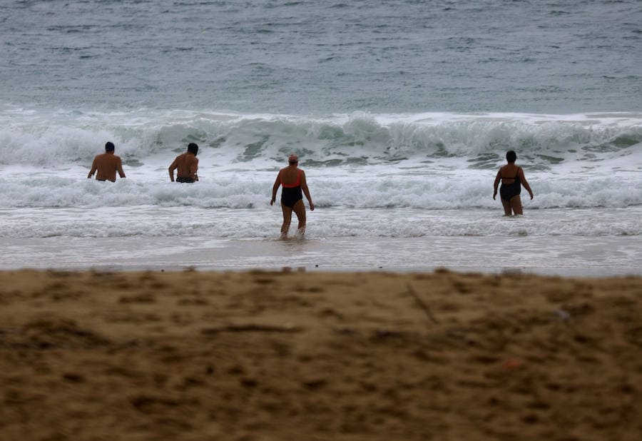 El frío y la lluvia han sido los protagonistas en lo meteorológico este lunes en Donostia.