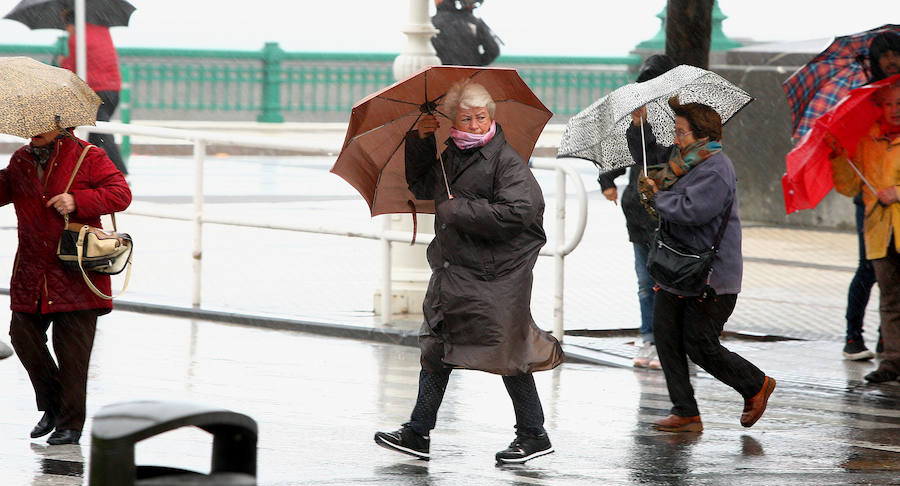 El frío y la lluvia han sido los protagonistas en lo meteorológico este lunes en Donostia.
