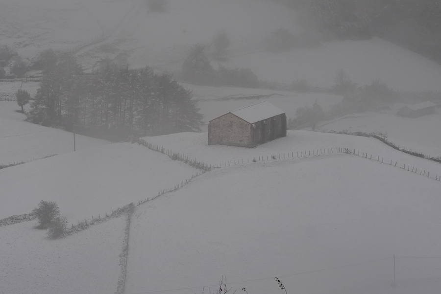 Localidades como Berastegi han amanecido bajo un manto blanco