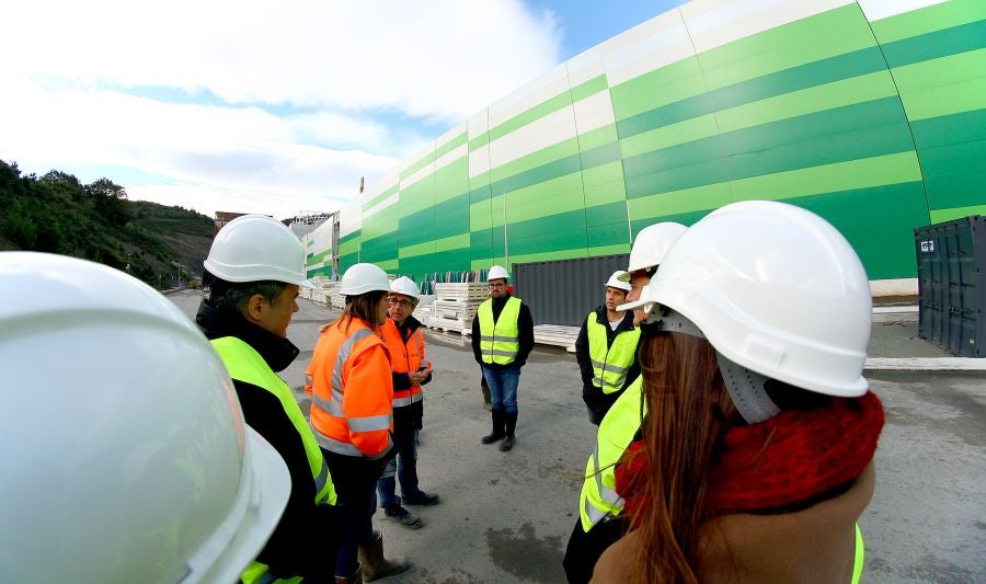 Los miembros de la Comisión de Medioambiente y de Gobernanza de las Juntas Generales han visitado junto con el Diputado de Medioambiente, José Ignacio Asensio el complejo medioambiental de Gipuzkoa. 
