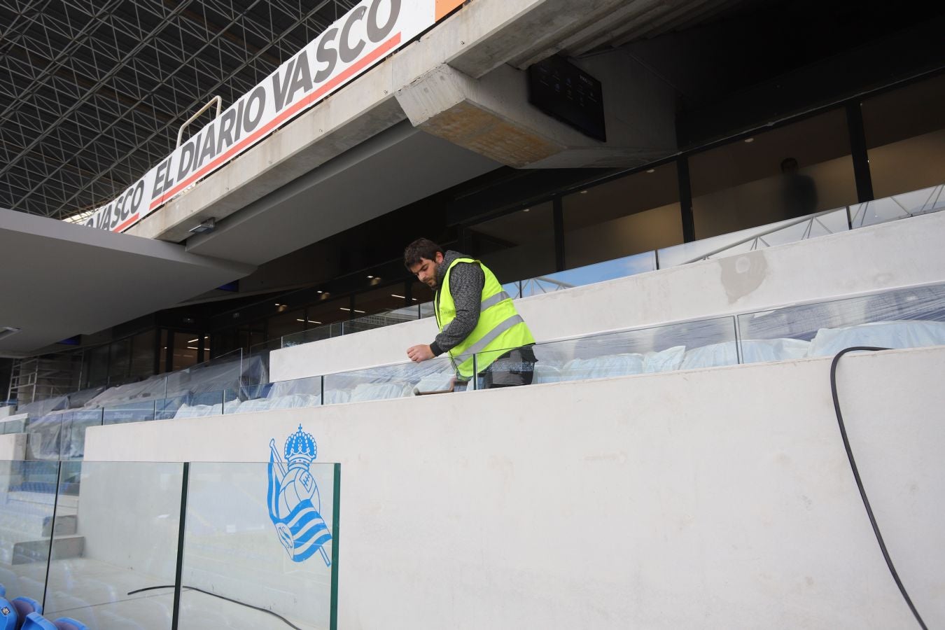 La demolición de la tribuna norte avanza a gran velocidad y se espera que la ejecución de esta fase de la obra esté concluida el próximo 15 de noviembre. La maquinaria se centra en desmontar los pórticos más cercanos a los pilares que sujetan la cercha.