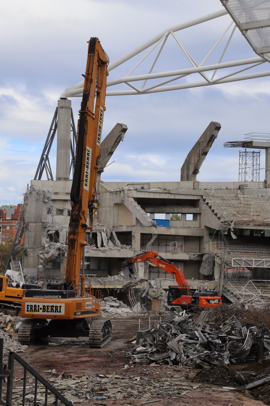 La demolición de la tribuna norte avanza a gran velocidad y se espera que la ejecución de esta fase de la obra esté concluida el próximo 15 de noviembre. La maquinaria se centra en desmontar los pórticos más cercanos a los pilares que sujetan la cercha.