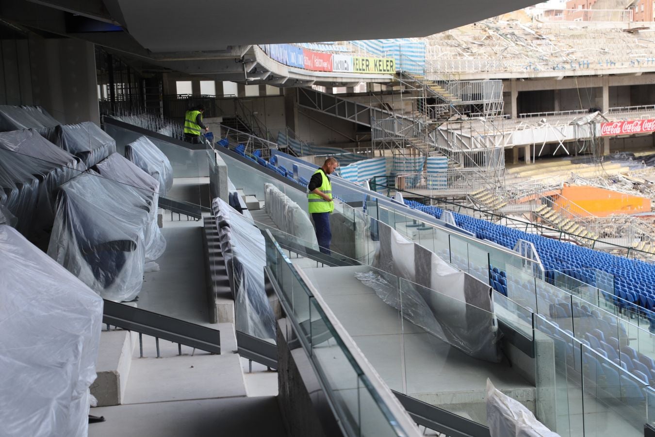 La demolición de la tribuna norte avanza a gran velocidad y se espera que la ejecución de esta fase de la obra esté concluida el próximo 15 de noviembre. La maquinaria se centra en desmontar los pórticos más cercanos a los pilares que sujetan la cercha.