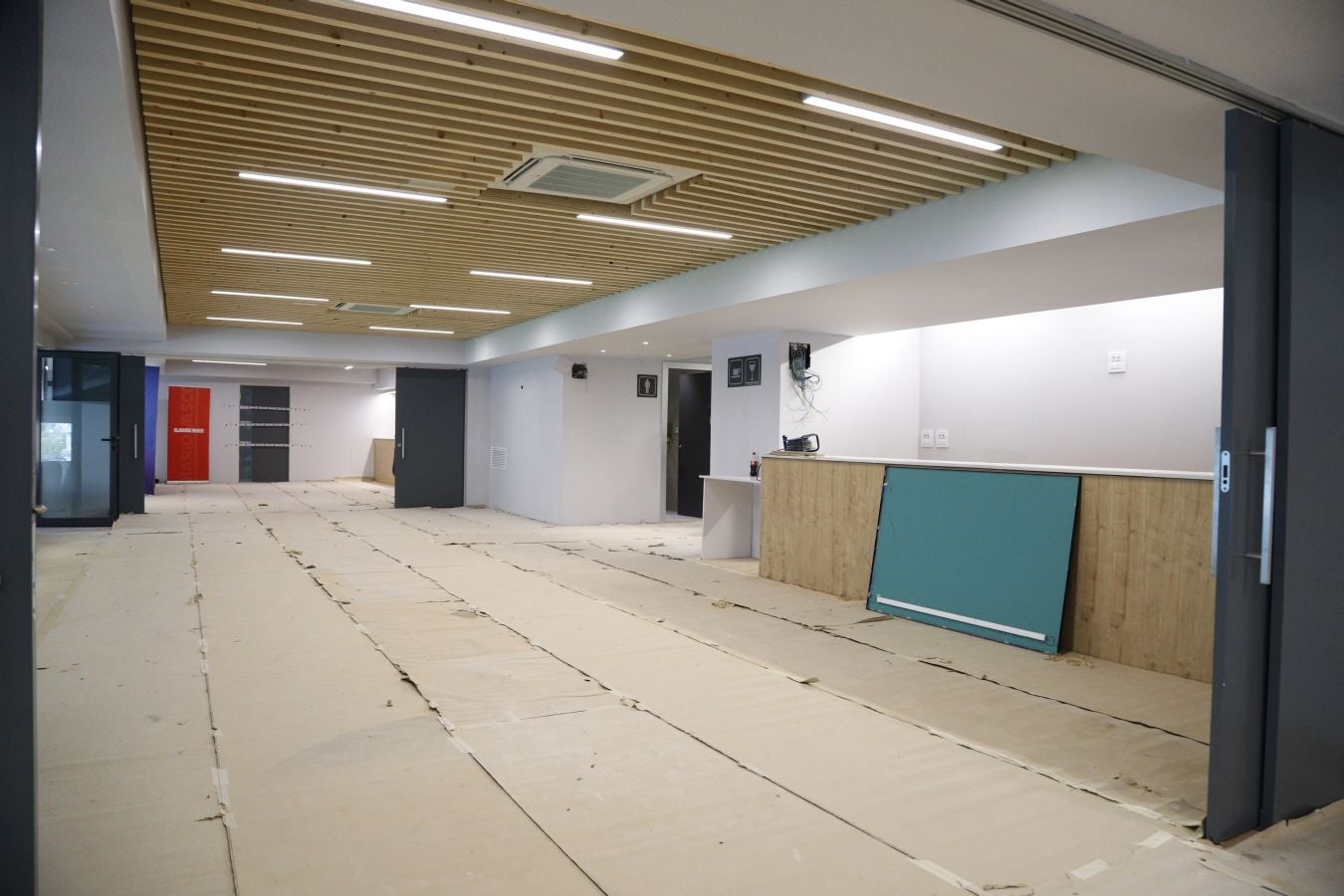 La demolición de la tribuna norte avanza a gran velocidad y se espera que la ejecución de esta fase de la obra esté concluida el próximo 15 de noviembre. La maquinaria se centra en desmontar los pórticos más cercanos a los pilares que sujetan la cercha.