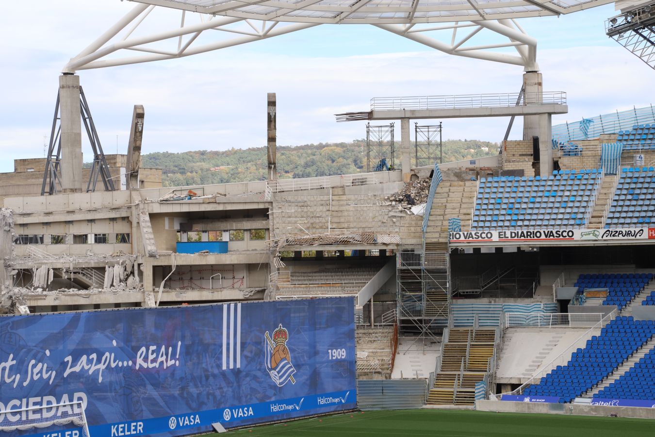La demolición de la tribuna norte avanza a gran velocidad y se espera que la ejecución de esta fase de la obra esté concluida el próximo 15 de noviembre. La maquinaria se centra en desmontar los pórticos más cercanos a los pilares que sujetan la cercha.