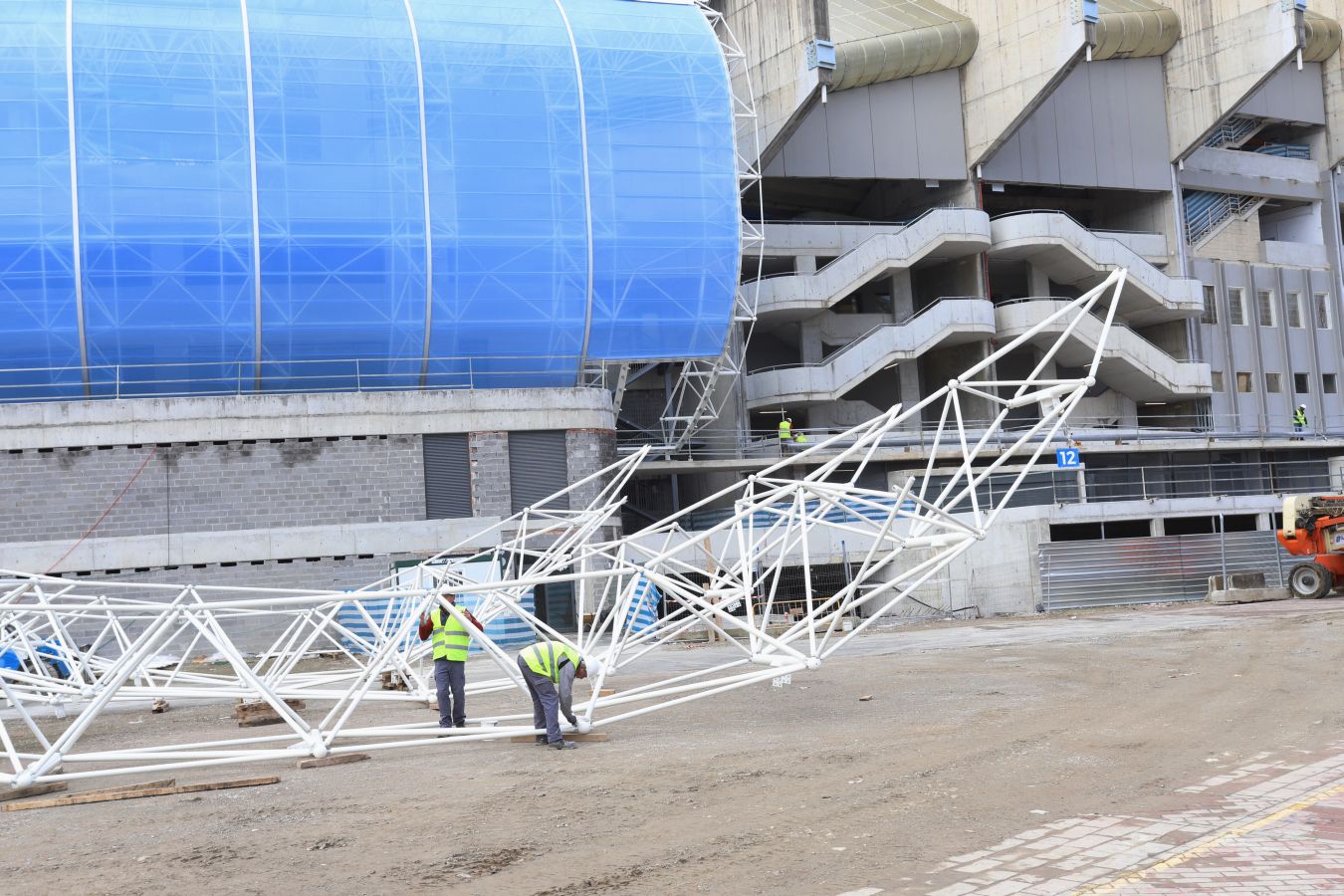La demolición de la tribuna norte avanza a gran velocidad y se espera que la ejecución de esta fase de la obra esté concluida el próximo 15 de noviembre. La maquinaria se centra en desmontar los pórticos más cercanos a los pilares que sujetan la cercha.