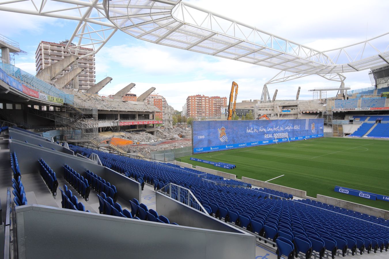 La demolición de la tribuna norte avanza a gran velocidad y se espera que la ejecución de esta fase de la obra esté concluida el próximo 15 de noviembre. La maquinaria se centra en desmontar los pórticos más cercanos a los pilares que sujetan la cercha.