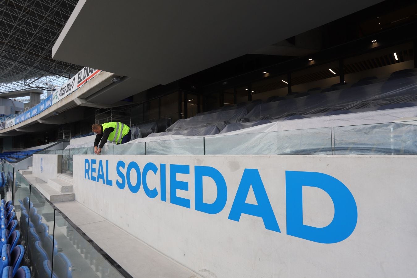 La demolición de la tribuna norte avanza a gran velocidad y se espera que la ejecución de esta fase de la obra esté concluida el próximo 15 de noviembre. La maquinaria se centra en desmontar los pórticos más cercanos a los pilares que sujetan la cercha.