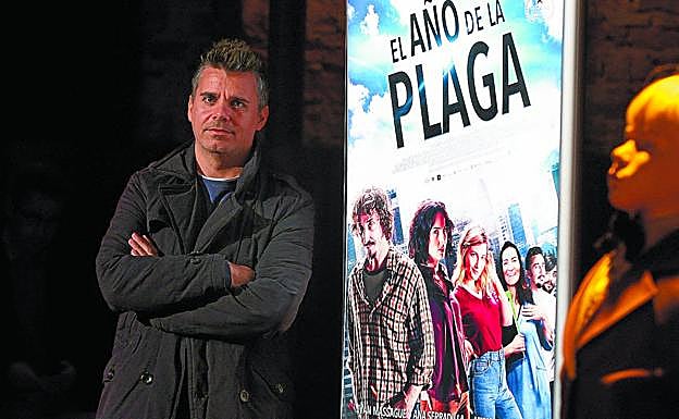 El director Carlos Martín Ferrera, junto al cartel de su película.
