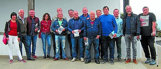 Liburua lehengo ostiralean aurkeztu zen Azkoitiko Urrategiko elkartean. Ezkerraldetik, bosgarren laguna da Larrañaga. 