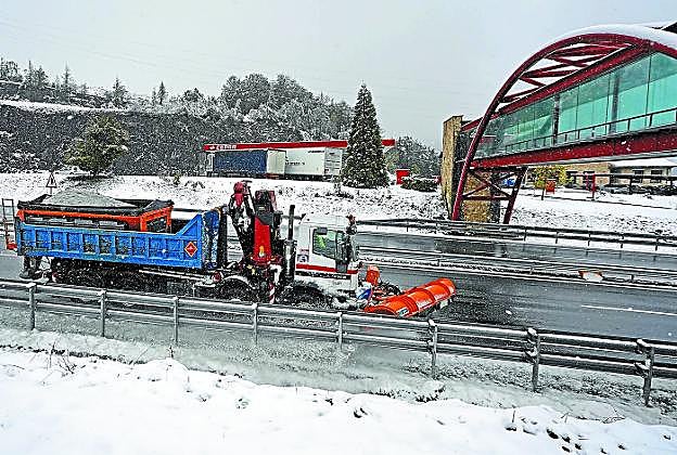 Una máquina quitanieves trabajaba ayer en la autovía A-15 en Pagozelai.