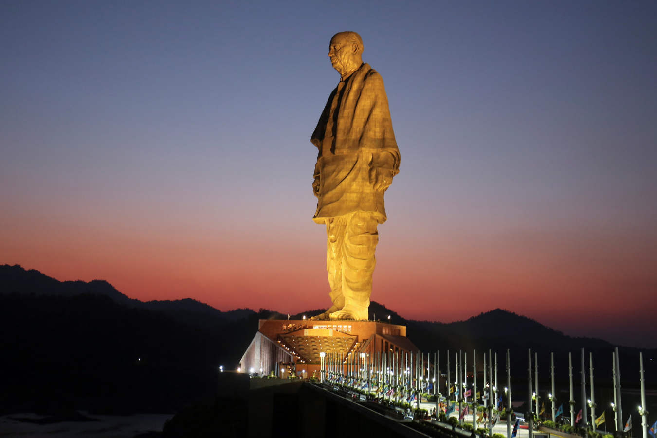 La obra, que es dos veces más alta que la Estatua de la Libertad neoyorquina, con el pedestal incluido, muestra a Sardar Vallabhbhai (1875-1950) vestido con un dhoti tradicional y un chal en los hombros. Narebdra Nidu inauguró en persona esa estatua de bronce, hormigón y acero, que mide 182 metros de alto y representa a Sardar Vallabhbhai Patel, el primer ministro del Interior de India y una de las figuras de la independencia del país. La estatua más alta del mundo era hasta el momento el Buda del Templo del Manantial, en el centro de China, que mide 128 metros sin pedestal, según el Libro Guiness de los Récords, frente a los 157 de la escultura india sin soporte