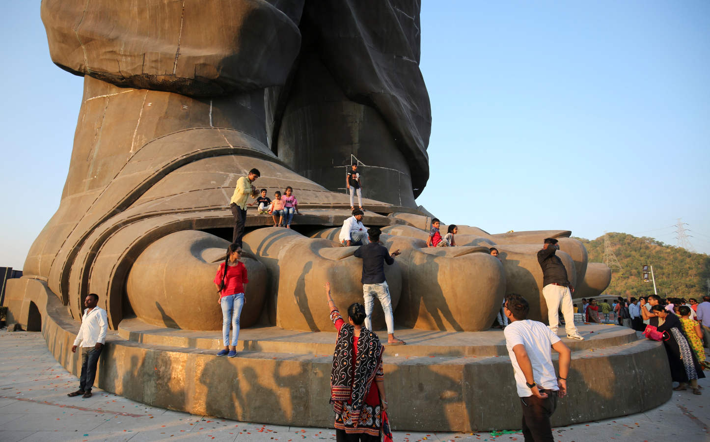 La obra, que es dos veces más alta que la Estatua de la Libertad neoyorquina, con el pedestal incluido, muestra a Sardar Vallabhbhai (1875-1950) vestido con un dhoti tradicional y un chal en los hombros. Narebdra Nidu inauguró en persona esa estatua de bronce, hormigón y acero, que mide 182 metros de alto y representa a Sardar Vallabhbhai Patel, el primer ministro del Interior de India y una de las figuras de la independencia del país. La estatua más alta del mundo era hasta el momento el Buda del Templo del Manantial, en el centro de China, que mide 128 metros sin pedestal, según el Libro Guiness de los Récords, frente a los 157 de la escultura india sin soporte