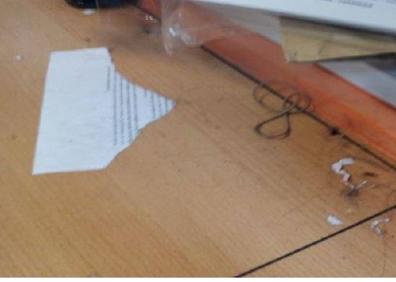 Imagen secundaria 1 - Los trabajadores de la Fiscalía de Gipuzkoa, con mascarillas ante la basura acumulada por la huelga de la limpieza