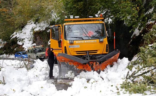 Una pala empujadora limpia una de las carreteras del concejo de Cangas de Narcea (Asturias) afectada por la nieve. 