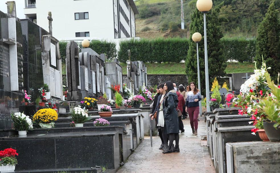 El cementerio de Ordizia ha recibido visitas de varias prsonas que han acudido para brindar un homenaje a sus seres queridos. 
