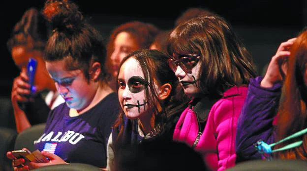 Decenas de jóvenes acudieron disfrazados a las diferentes actividades preparadas por Halloween. 