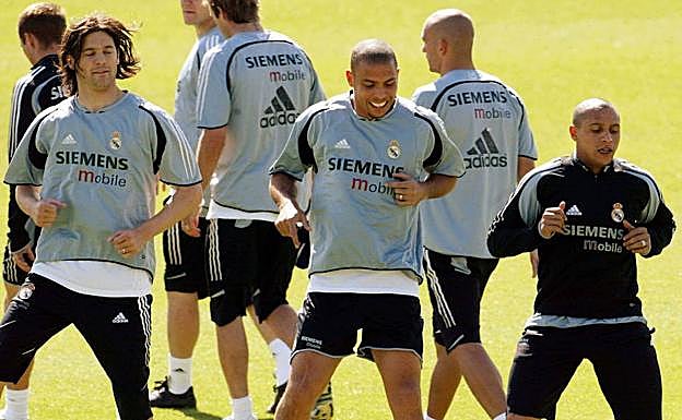 Solari (i) y Ronaldo, durante un entrenamiento con el Real Madrid en 2005. 