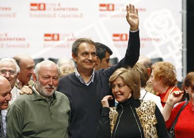 Imagen secundaria 1 - Álvaro de Luna con sus compañeros en 'Curro Jiménez', Pepe Sancho y Sancho Gracia. Junto a José Luis Rodríguez Zapatero y Concha Velasco y caracterizado como El Algarrobo en 1976.