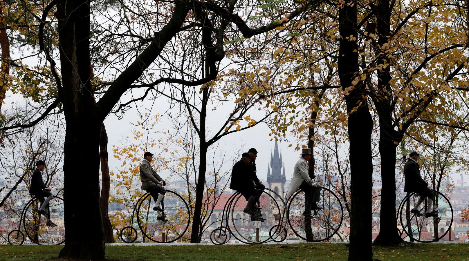 La carrera anual de biciclos ha dejado en Praga una estampa más propia de otro siglo.