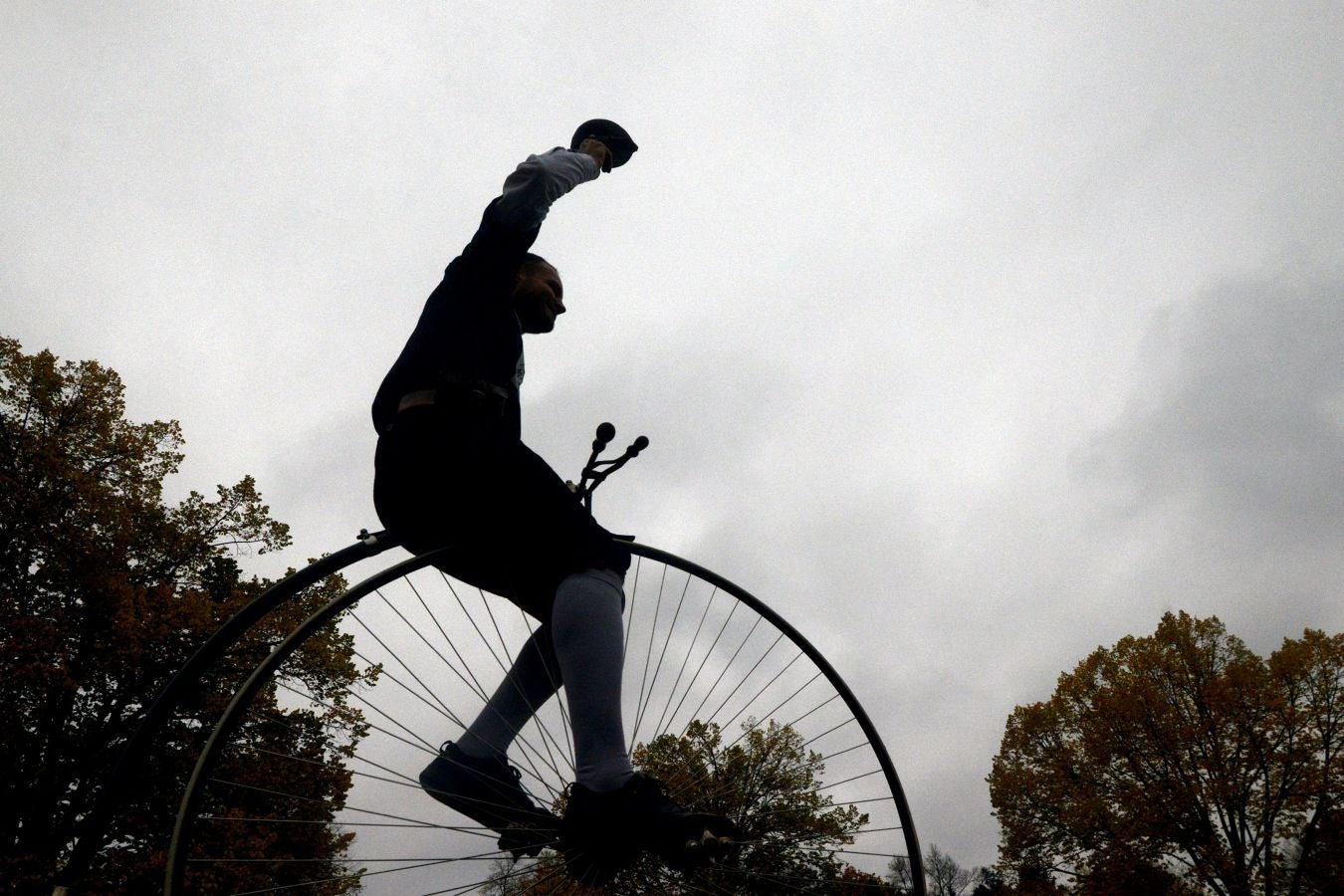 La carrera anual de biciclos ha dejado en Praga una estampa más propia de otro siglo.