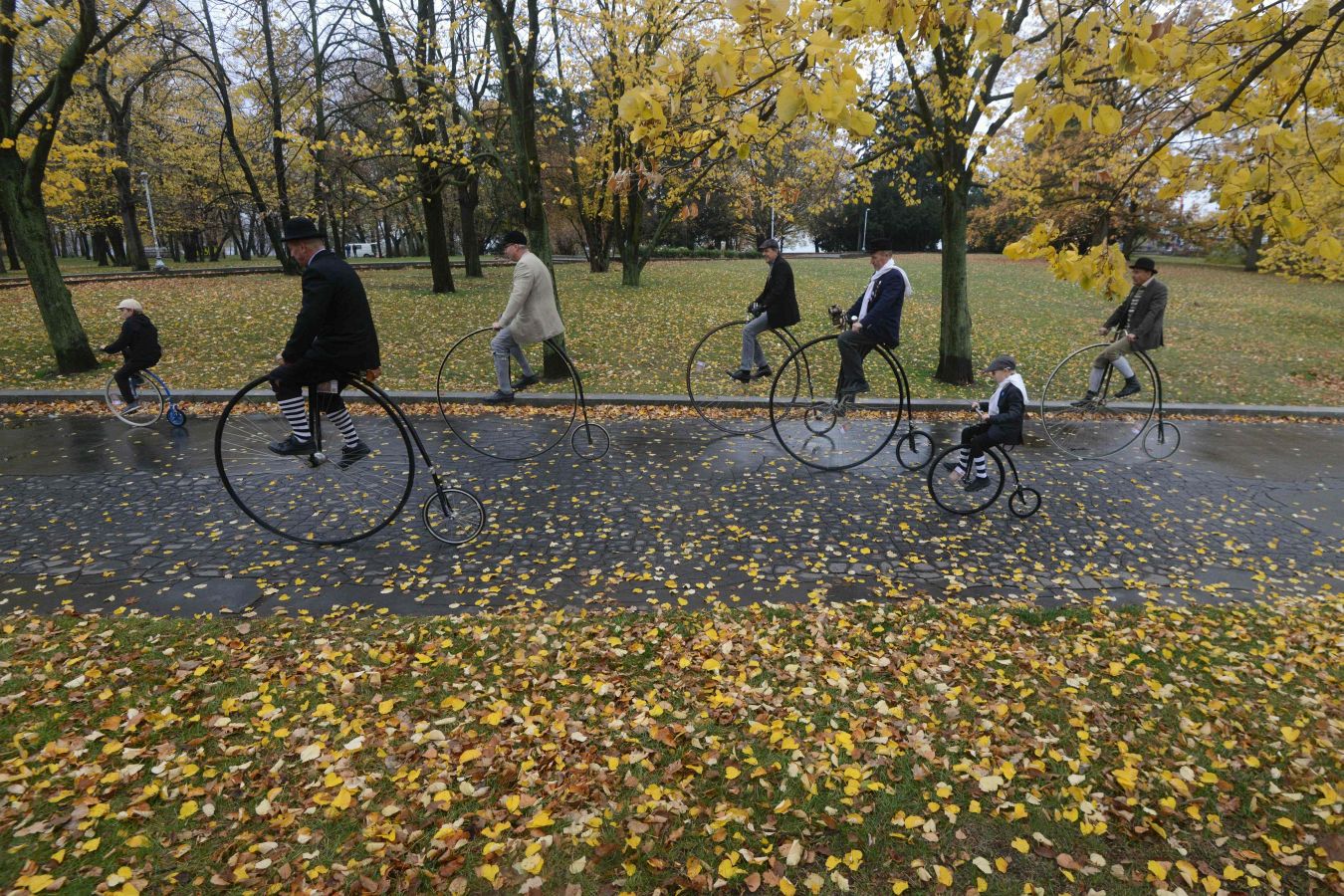 La carrera anual de biciclos ha dejado en Praga una estampa más propia de otro siglo.