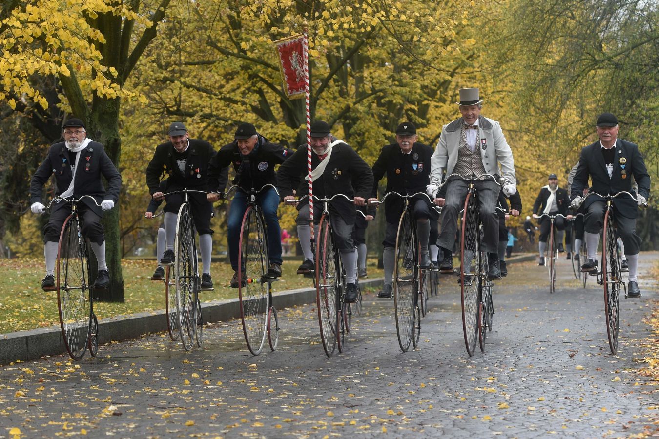 La carrera anual de biciclos ha dejado en Praga una estampa más propia de otro siglo.