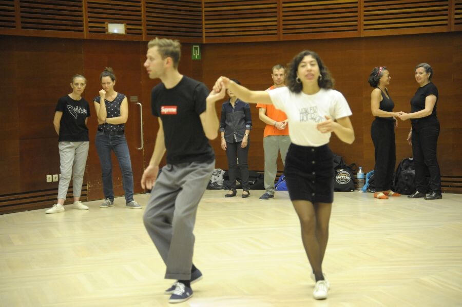 Las sesiones de baile y fiestas en distintos lugares de la ciudad celebran la tercera edición del Donosti Belle Swing Festival. 