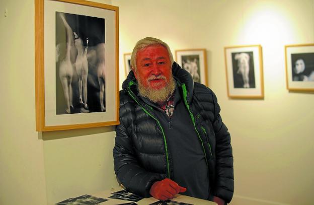 Clausura. José Luis Irigoien en la exposición que llega a su fin mañana.
