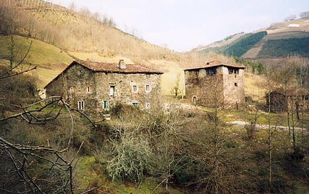 Iberoko etxebizitza, dorrea eta arragoa, Leitzatik gertu. 