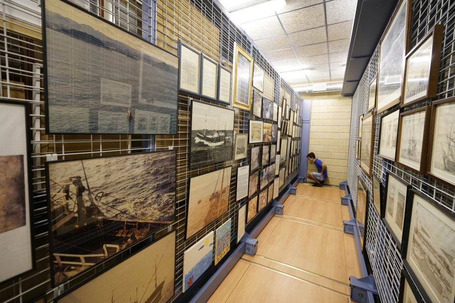 Un almacén oculto en un barrio de Donostia atesora miles de joyas que no tienen cabida en el Aquarium 