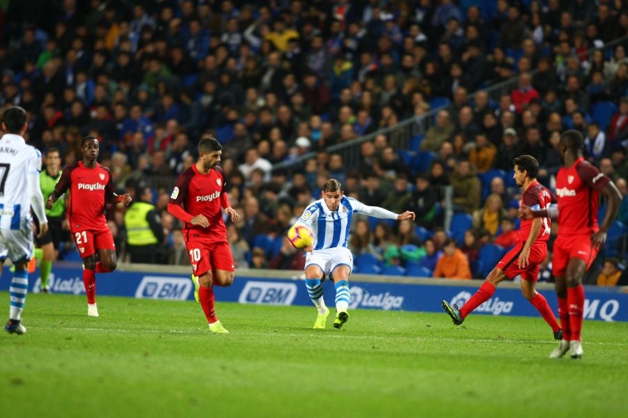 La Real Sociedad recibe al Sevilla con la imperiosa necesidad de lograr su primer triunfo en Anoeta. Sin emabrgo, tras un juego muy disputado, el equipo txuri-urdin no ha podido llevarse más que un punto. 
