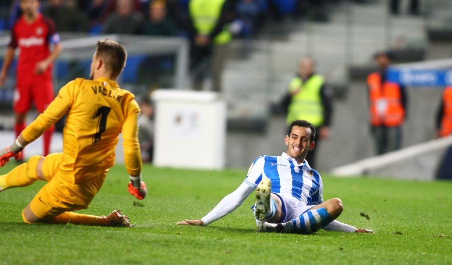 La Real Sociedad recibe al Sevilla con la imperiosa necesidad de lograr su primer triunfo en Anoeta. Sin emabrgo, tras un juego muy disputado, el equipo txuri-urdin no ha podido llevarse más que un punto. 