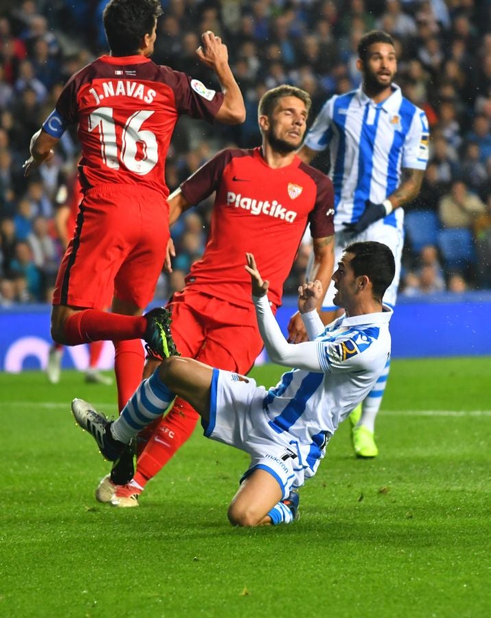 La Real Sociedad recibe al Sevilla con la imperiosa necesidad de lograr su primer triunfo en Anoeta. Sin emabrgo, tras un juego muy disputado, el equipo txuri-urdin no ha podido llevarse más que un punto. 