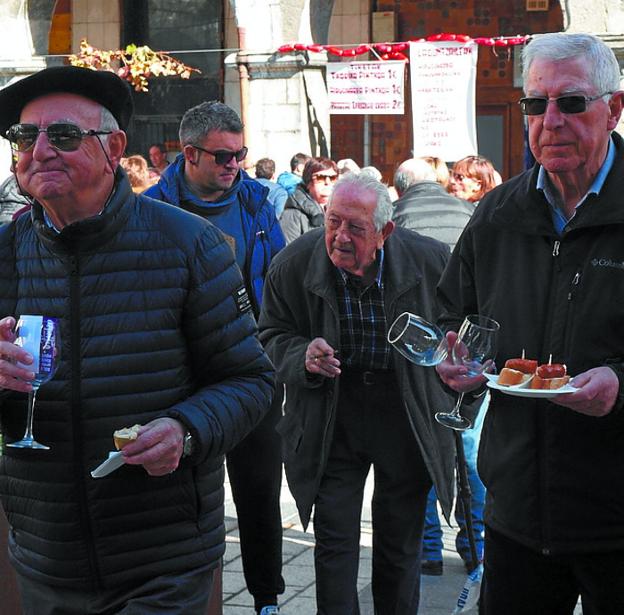 Los ganadores del VI Concurso de Chorizo Cocido junto a los responsables municipales y vecinos disfrutando del Día del Vino.
